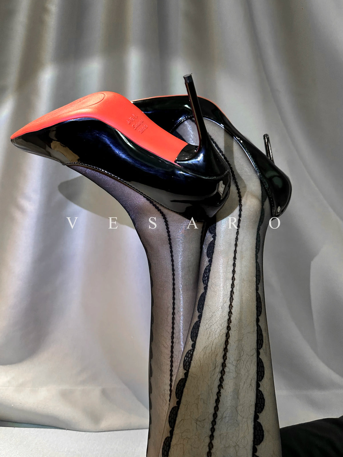 AURORA-WAVE 1.0 / Men's Glossy Wave Patterned Pantyhose